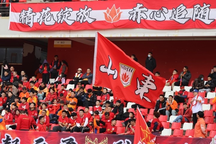 主場(chǎng)上萬(wàn)名球迷的吶喊助威，給山東體彩女足征戰女超增添了能量與動(dòng)力